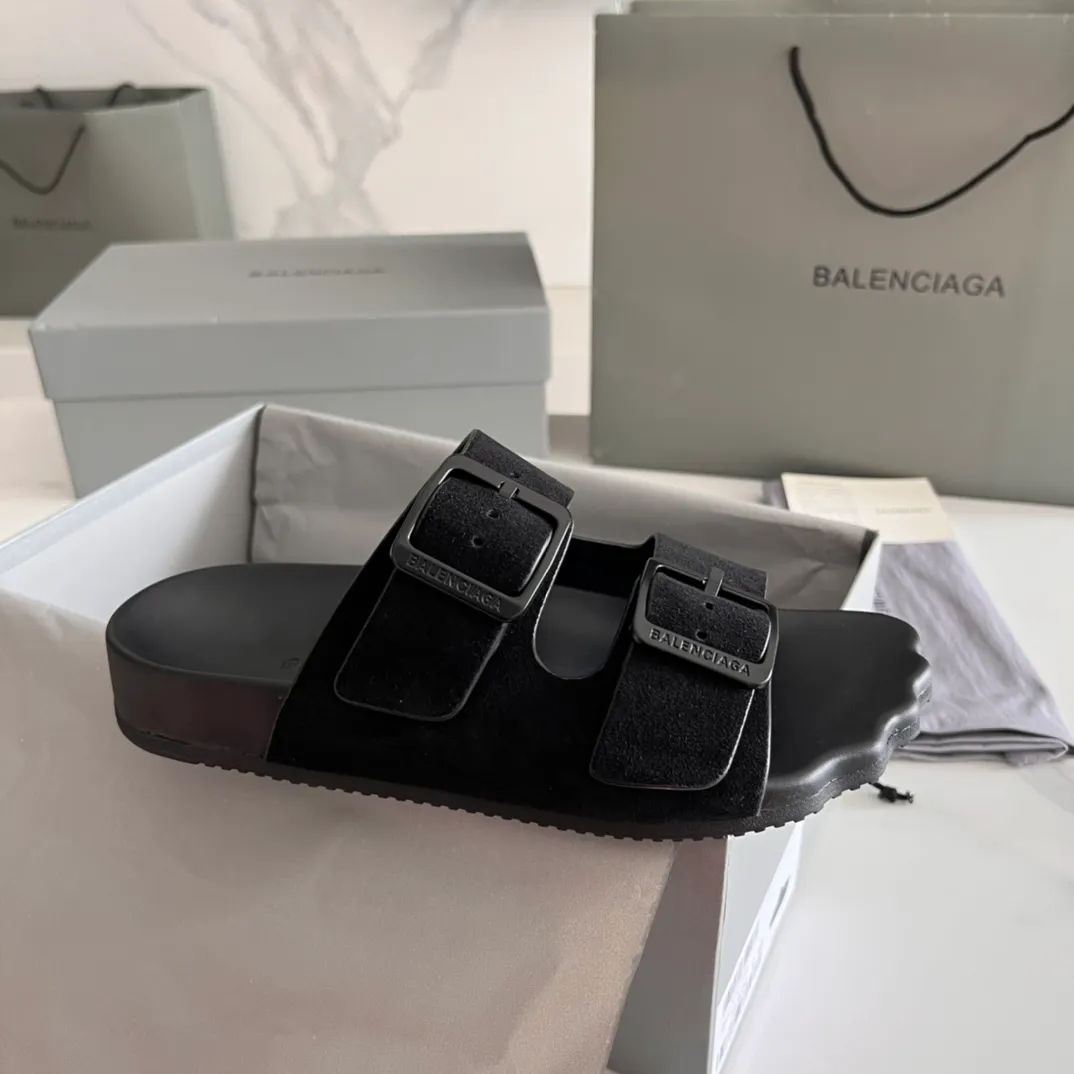 👟👟Ex-factory price 420👟👟 BALENCIAGA Balenciaga sunday mule Birkenstock series Balenciaga’s design style has always been obvious, dark, motorcycle, exaggerated and unusual. This pair of Birkenstocks worn by demna early in the morning are from the s👟👟factory price ring24 series. They have vague five fingers. They are cute and naive and very special. They take into account the concave shape and can also be worn daily. ▪Fabric: cowhide/suede ▪Inner: black cowhide ▪Wrapped leather platform/combination rubber outsole ▪Increased by 3cm ▪Adjust the loose pin buckle on the outside and embossed BALENCIAGA letters ▪Code number: 35-44 (women’s size 40, men’s size 45, customized)